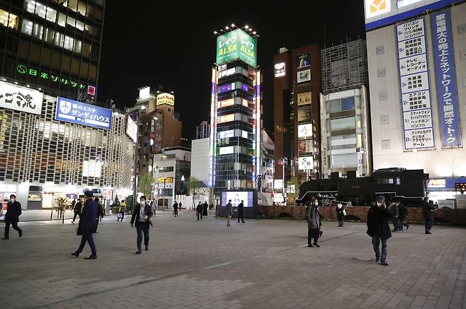 (도쿄 교도=연합뉴스) 코로나19 확산을 억제하기 위한 수도권 지역의 긴급사태가 연장될 것으로 예상되는 가운데 3일 저녁 도쿄 신바시역 앞 광장이 한산한 모습을 보이고 있다.