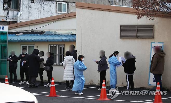 붐비는 해외출국 선별진료실 (서울=연합뉴스) 임헌정 기자 = 국내 신종 코로나바이러스 감염증(코로나19) 신규 확진자 수가 나흘 만에 다시 400명대로 올라선 3일 서울 중구 국립중앙의료원 코로나19 해외출국 선별진료실 앞에 붐비고 있다. 2021.3.3 kane@yna.co.kr