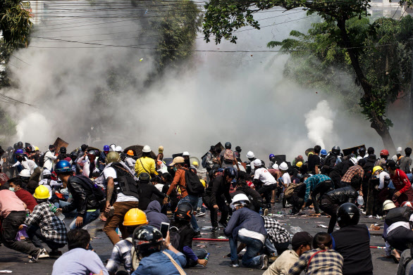 시위대가 3일(현지시간) 군경이 쏜 최루탄을 피해 도망가고 있다(사진=AFP제공)