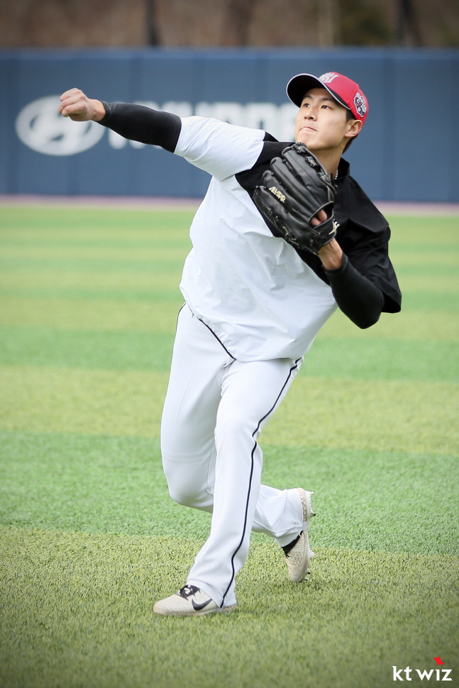 김건형은 2경기 연속 장타를 날리며 눈도장을 찍었다.(KT 위즈 제공) © 뉴스1