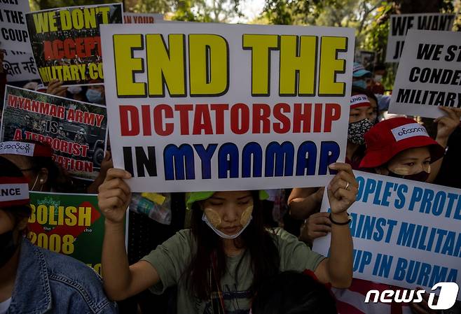 쿠데타 반대 시위를 벌이는 미얀마 시민들. © 로이터=뉴스1