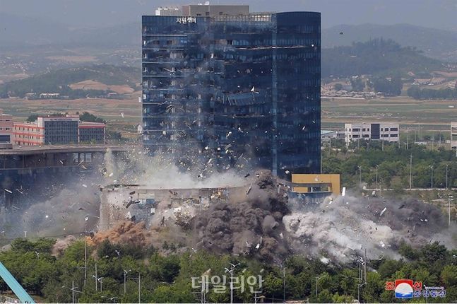 개성 남북공동연락사무소가 폭파되는 모습(자료사진) ⓒ조선중앙통신
