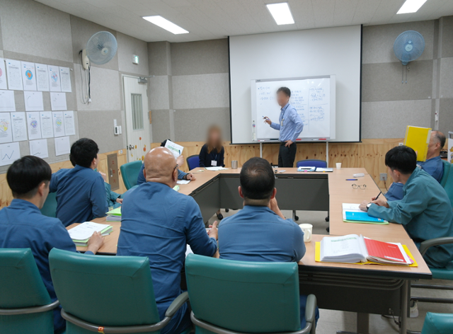 교정시설에서 성범죄 수감자들이 법원 이수명령에 따른 심리치료를 받고 있다. 법무부 제공