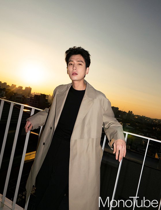 Actor Jung Kyung-ho of Swearful Doctor Life has released a picture of Swearful Boyfriend Look.The Brand DKNY released a picture of Jung Kyung-hos day and night routine along with the YouTube Life-style channel Monotube on the 4th.This picture is based on the concept of Day and Night in the City, and it contains the modern look of DKNY and the daily view of Seoul.Jung Kyung-ho showed a sophisticated look that can be used in everyday life such as a simple design trench coat, casual suit, shirt, denim pants.He showed off his various charms by digesting both his warm boyfriend look and his charismatic business look.In an interview with the photo shoot, Jung Kyung-ho also conveyed the life and daily pleasures as an actor, thoughts about cooking and food.