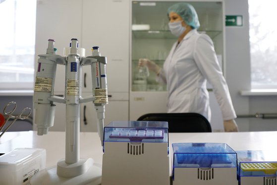 러시아의 세 번째 코로나19 백신을 개발한 추마코프연방과학연구소에서 연구진이 연구 장비 앞을 지나가고 있다. [로이터=연합뉴스]