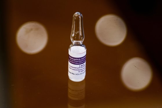 러시아의 신규 코로나19 백신(사진)을 개발한 추마코프연방과학연구소는 한국에서 일부 물량을 위탁생산하는 방안을 추진하고 있다. [로이터=연합뉴스]