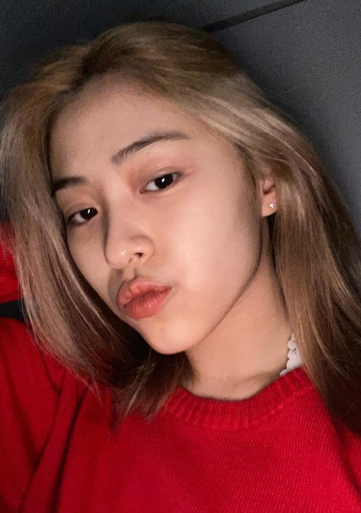 Ryu Jin, a member of the girl group Gyage (ITZY), boasted of the goddess Beautiful looks.On the 4th, Ryujin posted a number of photos along with the article Red knit on the official Instagram. In the open photo, Ryujin is making various facial expressions by digesting his blonde hair.Especially, the Beautiful looks and unique atmosphere that are seen together to the good looks attract attention.The netizens who saw this showed various reactions such as I love you, Beautiful Crystal and It is so beautiful.On the other hand, Ryu Jins group will release its own content 2TZY: Hello 2021 for the first time on the 6th.