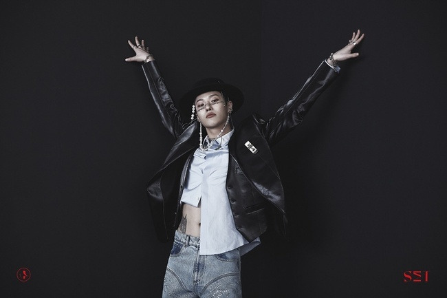 Singer Woods (Seung-Youn Cho) is raising expectations for his new song FEEL LIKE (Phil Like).On March 4, Woods released six third concept photos of his first single album, SET (Set), through official SNS.This concept photo has a distinctly different atmosphere from the previously released photo.Previously, the focus was on the artists heavy and serious inner side, but this time you can see Woods in a more free form.In particular, Woods expression, which caused tension, became softer, and his eyes staring at the lens were relaxed, but another aura was revealed.And the pose, which stretched out his arms toward the sky, felt like he was going to fly away from his frame.In the photo, Woods enjoyed his extended world and predicted a beautiful emergency.