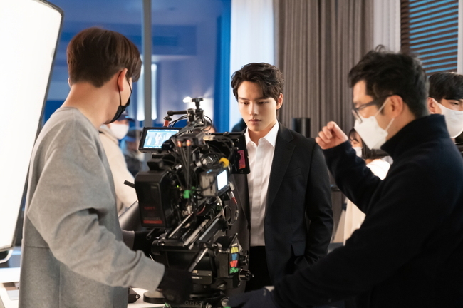 Actor Yeo Jin-goo has returned to the more powerful Acting Monster.There is a growing popularity for Yeo Jin-goo, who is performing hotly in the JTBC gilt drama Monster (directed by Shim Na-yeon, the playwright Kim Soo-jin, production Celltrion Entertainment and JTBC Studio).It is showing its true value by completely releasing the feeling change of the elite detective Hanjuwon from the heartbreaking psychological battle with the suspicious partner Lee Dong-sik (Shin Ha-gyun).The presence of Han Ju-won, a stranger in Manyang, is one of the important factors that coordinate the atmosphere and tension of the drama.In addition, Han Joo-won is not an easy character to maintain the observers gaze without revealing all the inside.Yeo Jin-goo carefully depicted the character Han Joo-won, who does not stop the suspicion and boundary of the day to pursue the truth.His gaze, which is wary of and searching for the moving partner and the people of Manyang, maximized the suspense by transferring the feeling of viewers.This was completed with the detailed analytical power and tight Acting of Yeo Jin-goo.Yeo Jin-goo, who is drawing a double aspect that he also has a secret while setting up a doubt toward the movement ceremony.Delicate psychological depictions and understated Feeling Acting have added attraction and led to favorable reviews, especially hot reactions to sexy and intense visual transformations.Above all, the synergy of Acting with Shin Ha-gyun was explosive: the confrontation between two men who constantly doubt each other, are wary of each other, and follow the truth is getting hotter as they go through the process.Han Joo-won, who persistently digs into the possible suspects in the case of Lee Geum-hwa (Cha Cheong-hwa) and Kang Min-jung (Kang Min-ah), which were re-represented 20 years ago following the case of Bang Ju-sun (Kim Hi-ra), Lee Yu-yeon (Moon Ju-yeon).But he is also a formidable opponent, and he has doubled his immersion by expressing his inner shaking with anxiety, confusion, anger and joy, regret and guilt.Meanwhile, the behind-the-scenes cut on the film shows the passion and effort that enabled the transformation of Believe Yeo Jin-goo.In order not to miss the Feeling line of Hanjuwon, it attracts attention to the concentration every moment in the field.As you have to keep your observers gaze thoroughly and reveal your complex Feeling and psychology beyond it, you can once again confirm the true value of belief Yeo Jin-goo, who plays a calm and restrained act.The following photos also show meticulous monitoring with a serious eye.Yeo Jin-goos enthusiastic moment to complete the tight-knit Acting of the Hanchi makes his performance more anticipated in the future.