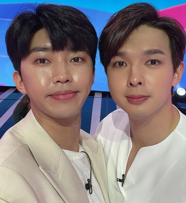 Singer Ryu Ji-kwang, Im Young-woong met.Ryu Ji-kwang posted a picture on March 4th with an article entitled Woo-ri for a long time in his personal instagram.Ryu Ji-kwang, Im Young-wong in the photo, holding each other and leaving a picture.Im Young-wong, who boasts a soft charm with a beige jacket, and Ryu Ji-kwang, who showed refreshing beauty with a white T-shirt, are both thrilling visuals.Meanwhile, Ryu Ji-kwang and Im Young-woong made a relationship through TV Chosun Mr. Trot last year.