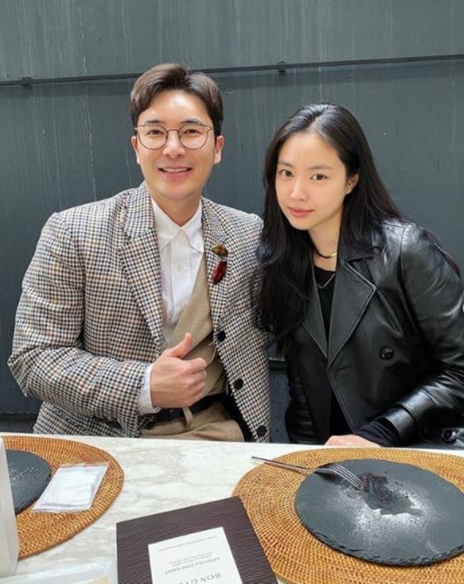 Daddy Smile.stylist kim uriI expressed my special affection for Group Apink Son Na-eun.kim uriWhen a good good person meets, his smile comes out on his own, and his good heart appears as his pretty face, he said on March 4th.I dont think its the perfect story, she wrote.Good people are pretty faces. From debut to the present, the good and good will always support, he encouraged Son Na-eun.In the photo released together, Kimuri, who met at a restaurant,And theres a picture of Son Na-eun - the pair happily finish their meal and smile with a smile.kim uriI married Lee Hye-ran in 1999 and has two daughters.