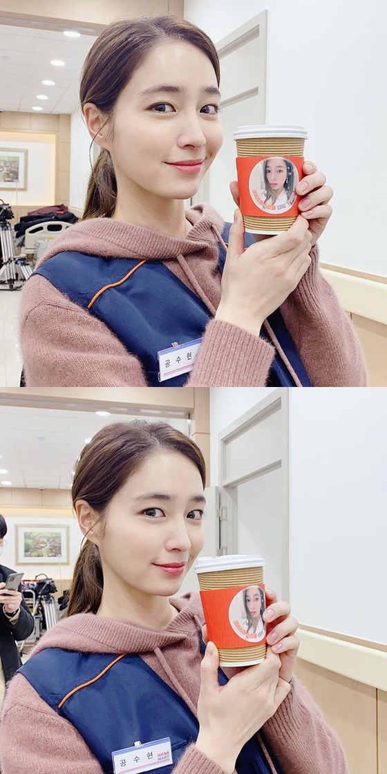 Lee Min-jung posted several photos on his instagram on the 4th, along with an article entitled Thank you!! #Christmas Present Fighting!!!In the photo, Lee Min-jung took a picture of Coffee or Tea sent by We Ho Director, who seemed to have taken it himself.We Ho Director cheered on the banner, saying, Director Lee Min-jung Actor and the movie Christmas Gift Actor support the staff of the actors.Lee Min-jung poses in various ways with a sweet milky from Coffee or Tea, making his eyes unreachable to his innocent beauty.Meanwhile, Lee Min-jung is currently filming the movie Christmas Gift.Christmas Gift is a story that takes place when Park Kang (Kwon Sang-woo), the top star who is enjoying the prime of casting 0th place actor, the first scandal maker, and the colorful lighting, is facing a 180-degree turnover in Christmas.