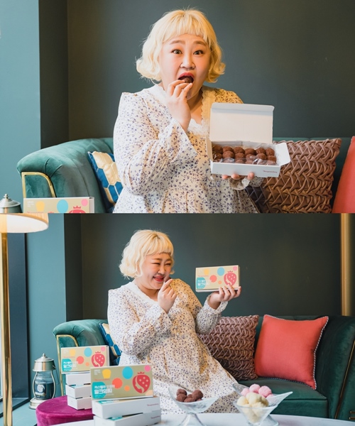 The popular Gag Woman Hong Yoon Hwa was selected as the dessert Model.Hong Man-dang (CEO Ahn Hong-sung), a premium dessert specialty store famous for fruit glutinous rice cake, said on the 3rd, We selected Gag Woman Hong Yoon Hwa, which is a charming and popping charm.The company added, We hope to see the synergy of Hongwon Party, which is expanding its range from Hong Yoon Hwa, which is active in the TV gag program as well as YouTube channel, to the nationwide market in Myeongdong alley market.Hong Man-dang chose Gag Woman Hong Yoon Hwa as a model for the new product Milkangchi Daughter Choba, which is about to be released.Hong Yoon Hwa, who has a friendly but unique bright energy, inherits the traditional glutinous rice cake, and is evaluated as a new product image and a rice cake of Hongmandang, which tries various changes such as fruit, chocolate and castella.Hong Yoon Hwa recently finished shooting a new product commercial for Hong Man.On the shooting scene, Hong Yoon Hwa is the back door that showed off his rap and dance skills with various costumes reminiscent of strawberries, chocolates and bananas.Hong Man-dangs advertising music, which Hong Yoon Hwa himself sang, was reported to have been written and composed by Lee Hae-jin, a famous rapper and producer from DJ DOC.It is an evaluation that Lime, which is stuck in the ear with an addictive melody, is a good product.Hong Soon Hwa and Lee Hae-ils collaboration with Hong Man-dang will be released on Hong Man-dangs official YouTube channel soon.Photos by Hong Man-dang