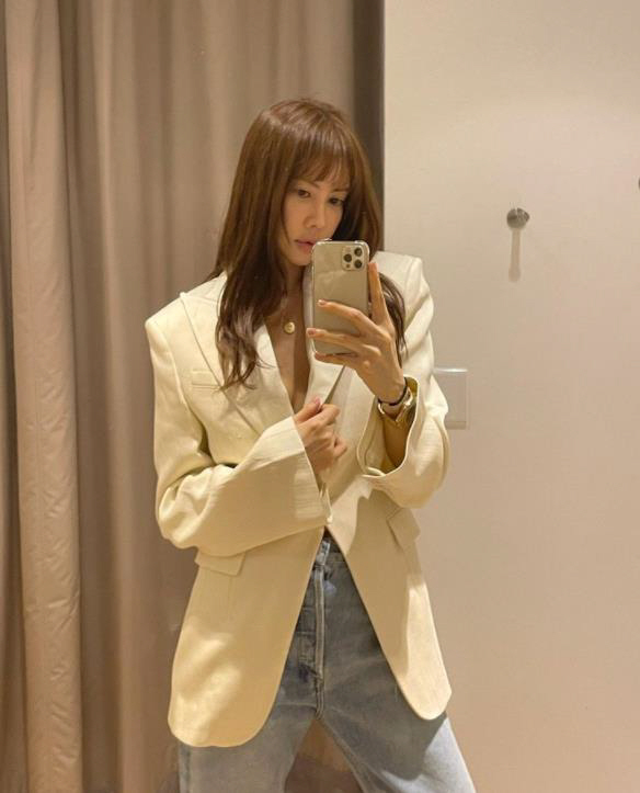 Yangmira posted a picture on the 5th instagram with an article entitled Spring is coming.The photo shows Yangmira posing as an edge model with a cell phone in one hand.Yangmira showed off his fashion sense with a slim figure and an over-fit jacket and trousers.Meanwhile, Yangmira gave birth to a two-year-old business and marriage in 2018 and a son West Lake in June last year.