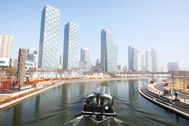 송도 센트럴파크는 바닷물을 끌어올려 조성한 수로와 고층 빌딩이 조화를 이루고 있다. ⓒ박준규