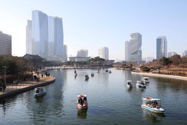 이스트 보트하우스에서는 패밀리보트, 투명보트(투명카누), 문보트를 탈 수 있다. ⓒ박준규