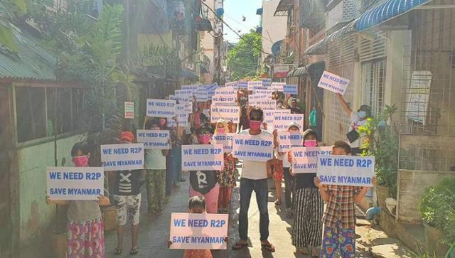 5일 미얀마 양곤 시민 150며명이 자신들의 동네 입구에서 유엔의 새로운 R2P 승인 등을 요구하는 팻말을 들고 서 있다. SNS 캡처