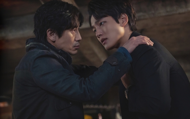 The psychological warfare between Shin Ha-kyun and Yeo Jin-goo, the monster, is at its peak.On the 5th, before the 5th episode, JTBCs gilt drama Monsters released images of Lee Dong-sik (Shin Ha-kyon) and Han Joo-won (Yeo Jin-goo), which are hitting again hot.The last witness of Kang Min-jung (Kang Min-jung), revealed to be the last witness, raised questions about Oh Ji-hoon (Nam Yoon-soo), the youngest man at Manyang Police Station, who had a reversal, and Lee Dong-sik, who secretly confronted them, and Han Joo-wons day-line confrontation, which captured their conversation.The relationship between the two men was also detected on a completely different plate, and the confrontation between the mobile and Han Ju-won, which revealed the exploding Feeling, is curious.Lee Dong-sik secretly summoned Oh Ji-hoon to his basement, and in the previous trailer, he had a picture of Oh Ji-hoon, who was convinced that he was not his brother, the man that Min-jung killed.What kind of sight did Oh Ji-hoon witness on the day of the Kang Min-jung incident? The confused figure of Lee Dong-sik further amplifies his curiosity.Han Ju-wons complex face, which heard their conversation, also adds tension: a mobile and Han Ju-won, which pour out the infested Feeling in the ensuing photos.Han Joo-won, who is trying to reveal the truth with his moving style and his intense commitment to concealing something in anger, stimulates the expectation of the intense psychological warfare of those who started again.In the fifth episode, which is broadcast today (5th), Lee Dong-sik and Han Ju-wons Truth Tracking become even hotter.Shin Ha-kyun said, There is a screen where the mobile ceremony approaches Han Joo-won, who asks Who killed you?The strange air current of the person who wants to know and the person who does not answer is tight, and the relationship between the two is implied.It will raise questions about how the next development will be connected. Shin Ha-kyuns scene is the confrontation between two people who explode Feeling in the fifth.Attention is focused on what truth the two monster-like mens breathtaking nervous warfare will bring out.The production team of the Monster said, Han Joo-won holds a new secret in his hand and presses the movement.The synergy between Shin Ha-kyun and Yeo Jin-goo, who have explosively depicted the confrontation of the re-ignited people, is great.We can reaffirm the true value of the acting monster, he said. We should keep an eye on the reversal of the game of Truth Tracking.On the other hand, the fifth episode of JTBCs gilt drama Monster can be seen at 11 p.m. today (5th).