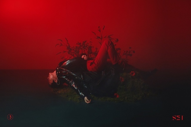 Singer Woods (WOODZ, Seung-Youn Cho) released his final concept photo.On March 5, Woods finally released six concept photos of his first single album, SET (Set), through official SNS.As a result, four versions of the concept photo were completed with one SET.In a red image that gives a warm and intense feeling, Woods beautifully blossomed his musical world.Woods has done a great job of concept photo that matches his musical view of heavy roots, lightly, heavyly, lightly, lightly, and diversely.Following the teaser that caught the eye with the image of the mountain transforming in the red background and the image of the red flower, Woods connected the four concept photos sequentially, and Woods uniquely captured his own artistic world view.Meanwhile, Woods first single album SET, which is scheduled to be released at 6 pm on the 15th, includes the title song FEEL LIKE (Phil Lyke) and Touch? (Tuche) (feat).There are three songs in total, including MOON (Moon) and Rebound (Rebound).Woods, who is constantly growing up in the area of ​​Idol and artist, also participated in the composition and composition of all songs.