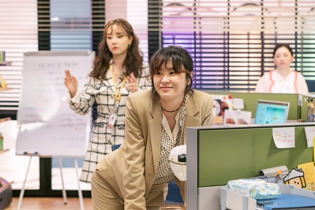 There is no more vibrant shooting scene.KBS 2TV drama Hello?Its me! (playplayplay by Yoo Song-i/dlee rector Lee Hyun-seok/Produced Beyond Jay, Ace Maker Movie Works) production team unveiled a behind-the-scenes still cut with a cheerful scene atmosphere on March 5th, with San Diego San diego comic-con-Con artisan Actors uniting.Choi Kang-hee, who plays a funny character in his public photo and 37-year-old Hani, is making a playful look and a smile, making him guess the lively scene atmosphere.Kim Young-kwang, who is active as Han Yoo-hyun, who is captivating his emotions from the second generation of the chaebol, is taking a playful pose with his glasses and emitting a different charm.The pose of Jill Sera Lee Re and the phonological stone was also tough.First, Lee Re, who is 17 years old and standing at the center of all the events with a bundle of accidents, shows off his charm that he can not hate. He stole the belly of viewers with a hip pose toward the camera while wearing a kelp makeup.In the drama, it is Anthony, the top star of the old-fashioned drama who is angry every day, but in reality, Eum Mun-seok, the best prankster and mood maker on the spot, gives an overwhelming smile with a pose that surpasses the picture (?).Oji is a competent career woman, but it is a character that gives fresh fun with a gag code from seriousness. You can see the charm of the character in the figure of Kim Yu-mis bright energy.