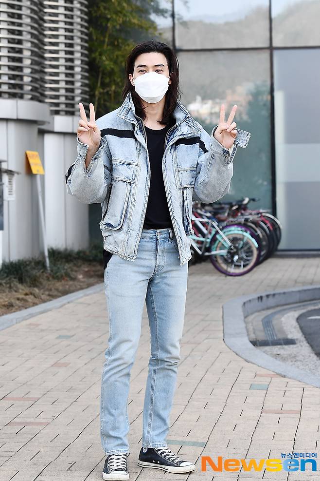 Actor Kim Ji Hoon is entering the broadcasting station to attend the MBC FM4U Dooshis date music An Young Mi radio schedule at MBC Sangam in Sangam-dong, Mapo-gu, Seoul on the afternoon of March 5.