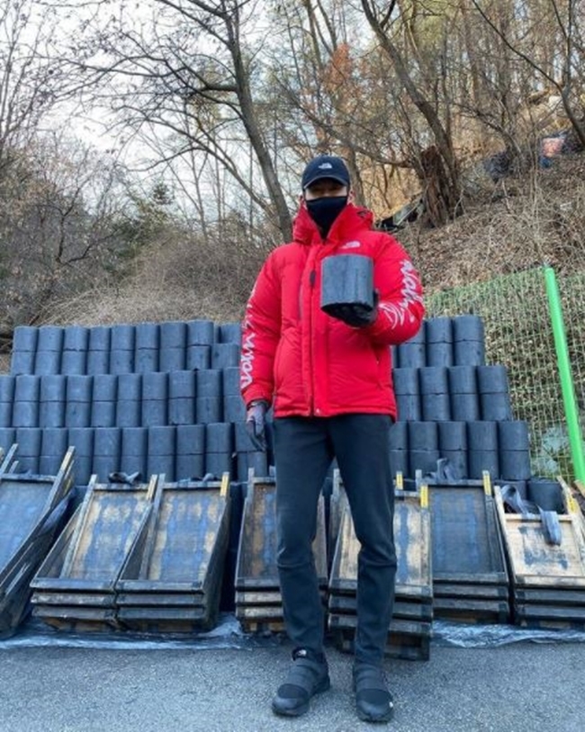 Jinusean Sean continues to serve briquettes.Sean posted a picture on March 5th with an article entitled 130th Korea Temperature 1 Door Briquetting Service on his personal instagram.The photo shows Sean wearing a mask and carrying briquettes diligently. Sean is moving briquettes without hesitation with a serious expression.Sean said, Briquette 19 Flex, he said. I think I will fill the warehouse of the elderly with briquettes, and my steps are light.Sean is becoming a social model with continuous goodwill such as briquette delivery service every year, domestic and overseas childrens sponsorship, donation of childrens rehabilitation hospital, donation of picture proceeds.