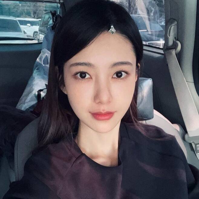 Actor and model Na Hye-mi showed off her sweet beauty.Na Hye-mi posted a picture on March 5 with the phrase kya on his instagram.Na Hye-mi in the photo is staring at the camera in the vehicle. Na Hye-mi showed beautiful visuals with dark double eyelids and distinctive features.The netizens who saw this responded such as Beautiful and Nah Hye Mi.Na Hye-mi made her debut in 2001 with the movie Unknown Recipients. Since then, she has appeared in dramas such as Who Does It, Take Care of Summer and One Only My Side.