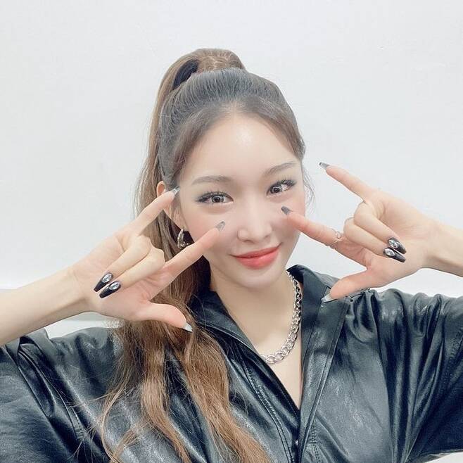 Singer Chungha also boasted beauty in Ponytail.On March 5, Chungha posted two photos on the official Instagram with the phrase Friday Muyaho with Chungha.In the photo, Chungha poses with her hair tied together, and Chungha shows off her beauty, which is also a dark shadow. Chungha says, Short but intense stage of Chungha!Please check it at 5 oclock in a while, he added, encouraging the Music broadcast shooter.The netizens who saw this responded such as Pretty and I will use the room today.Chungha appeared on Mnet Produce 101 and made his debut as a project group Io Ai in the final 11 people.After the group activity, he returned to his agency and is working as a solo singer.