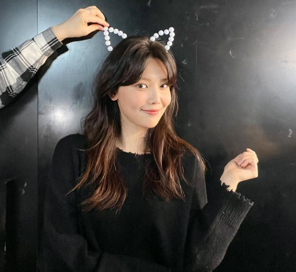 Actor Choi Sooyoung boasted a cute charm.Choi Sooyoung posted a selfie on his SNS on the 5th with an article entitled Golds make ears.In the photo, Choi Sooyoung boasts beauty with a provocative look along with black costumes. Choi Sooyoungs mature charm is conveyed.Choi Sooyoung played a role as a western part of JTBC Runon which was recently concluded.