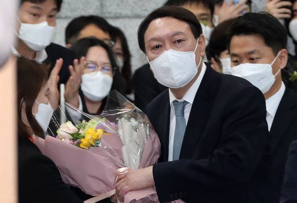 떠나는 윤석열 검찰총장 - 4일 이날 사의를 표명한 윤석열 검찰총장이 청사를 떠나고 있다. 2021. 3. 4 정연호 기자 tpgod@seoul.co.kr
