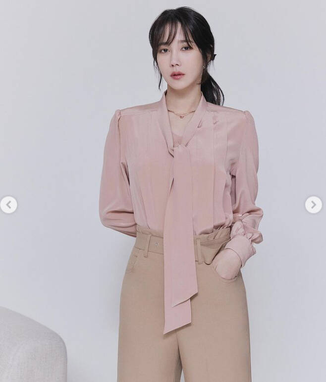 Actor Lee Ji-a boasted about her Beautiful looks.Lee Ji-ah released several photos on Instagram on Saturday afternoon.The photo showed Lee Ji-ah boasting an elegant Beautiful looks, wearing a pink blouse, brown pants, a white trench coat, and a dark-toned pink suit.Lee Ji-ah has played the role of Shim Soo-ri in the SBS gilt drama Pent House and showed off her elegant Beautiful looks.Meanwhile, Lee Ji-ah will appear on Penthouse 2, which is currently on air.Photo Lee Ji-ah SNS
