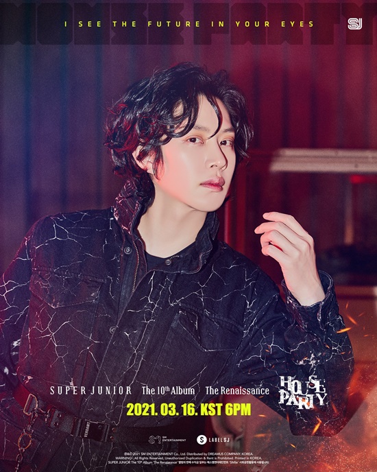 Group Super Junior released the last unit title poster of the new song House Party (House Party).At 10 a.m. on the 5th, Super Juniors official SNS attracted a lot of attention with the title posters of Beautiful Unit (beautiful unit) Hee-chul, Yesung and Kim Ryeowook uploaded.In the open photo, Yesung wears a blue color lens in a blue knit to create a vivid atmosphere, while Hee-chul and Kim Ryeowook are in stark contrast with all black suits, emitting dark charisma.In addition, the title poster of this unit was released with the lyrics I see the future in your eyes, which raised the curiosity about the new album title song House Party.The new song House Party is a dance song that feels more powerful with trendy melody and trap.In the lyrics, everyone is in a difficult situation due to Corona 19, but he said that he should not forget the small daily life, and he came almost to the house.Super Juniors tenth full-length album The Renaissance (The Renaissance) and the title song House Party music video will be available on various music sites at 6 pm on the 16th.Photo: Ravel SJ