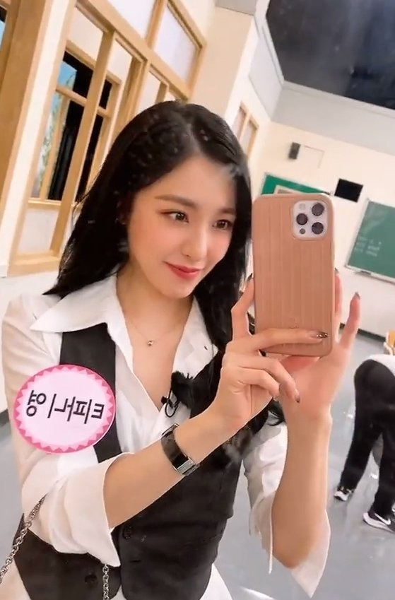 Group Girls Generation singer Tiffany Young has released Knowing Bros certification shots.Tiffany Young posted a picture on his SNS on the 6th with an article entitled Do you know the taste of water?In the open photo, Tiffany Young is posing behind JTBC Knowing Bros Classroom in a reformed uniform.The unchangingly attractive visuals and slender legs catch the eye.JTBCs Knowing Bros, which is broadcast today (6th), will feature announcer Do Kyung-wan, who challenged to stand alone after the pre-declaration, and Tiffany Young, a girl who declared her transformation as a musical actor, as a former student.The fans who encountered the photos responded such as Best Beautiful, Ill expect and Its been a long time.Meanwhile, the musical Chicago starring Tiffany Young draws an era of murder, greed, corruption and violence, adultery and betrayal in the background of the United States in the 1920s.This is the story of Belma Kelly, a singer who murdered her brother and her cheating husband, and Corus Girl Roxy Hart, who was jailed for murdering an affair man.It will be performed at the Guro-gu Dive Art Center from April 2 to July 18.