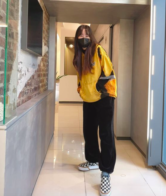 Singer Byul (real name Kim Go-eun) told her daily life through photos.The Byul uploaded several photos to his instagram  on the afternoon of the 5th and put a hashtag saying Playing hip, pretending to be young.The photos she posted on the day show the Byul in hooded up and training pants, and she wears a mask, but she can see through a smile that it is a Byul.Byul and Haha are married in 2012 and are raising two sons and one daughter.Byul SNS