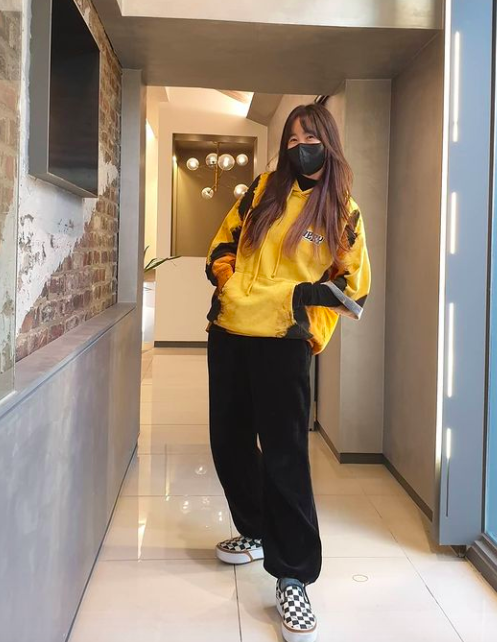 Singer Byul (real name Kim Go-eun) told her daily life through photos.The Byul uploaded several photos to his instagram  on the afternoon of the 5th and put a hashtag saying Playing hip, pretending to be young.The photos she posted on the day show the Byul in hooded up and training pants, and she wears a mask, but she can see through a smile that it is a Byul.Byul and Haha are married in 2012 and are raising two sons and one daughter.Byul SNS