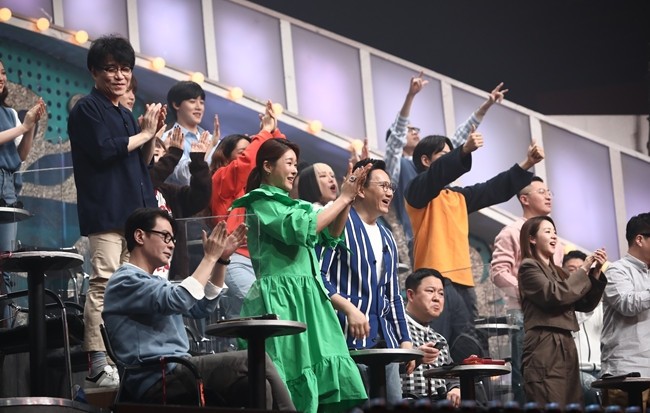 MBCs King of Mask Singer, which will be broadcast on the 7th, will feature a duet stage of eight masked singers challenging the Gawang Barcode, which has won two consecutive wins and ended the Spring and Autumn National Era.Hip-hop actress Kidibi & Trudie Goodwin shows the hip-hop cypher stage and the scene is hot.They are supporting the mask singers rap battle and become a team against each other and play a dissenter. The thrilling hip-hop stage is the back door that the judgment stage is in the crucible of enthusiasm.So, the hip-hop rivals (?) emerging in the King of Mask Singer judgment sectionA right of safety, Kim and will join together to have a tight battle and dissent.Indeed, the fierce rap battle championship trophy will be taken by a team, and a right of safety and Kim and two peoples laughter bomb wrap battle will be focused on what kind of appearance.In addition, composer Yoon Sang, who is called the modifier of 90s Terius and Berkeleys Brother and has the image of Prince, is on stage with actor Hwang Jung-min and smiles the studio.During the speed game with the hint of the mask singer, he shouts Drue and Drewa!, which is a famous ambassador of the movie Shinsegae.Expectations are high that what problems would have caused the Crown Prince Yoon to focus on, and that Yoon Sang will succeed in the game and get a clue about the Masked Singer.On the other hand, Lee Jang-joon of Golden Child appreciates the stage of a mask singer and then laughs with a somewhat wrong reasoning.Shortly after the stage, he said, He is the first entertainer I have ever seen since I was born! He said, He came to the real estate operated by our parents and recognized the building.Kim Gura, called the entertainment industry luxury, shows a color and praises Jang Juns reasoning.I wonder who the mask singer who has a relationship is.The bloody song of the mask singers and the reasoning of the judges can be found at the King of Mask Singer at 6:20 tomorrow evening.