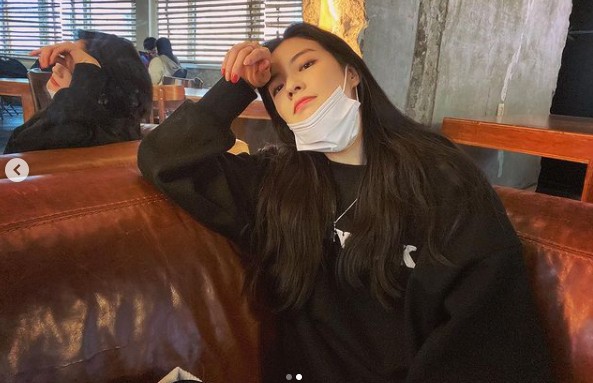 Actor Lee Sun-bin caught the eye by revealing his casual daily life.Lee Sun-bin posted two photos on his instagram  on the 5th without any comment.Lee Sun-bin in the photo is wearing a loose black color T-shirt and leaning on the sofa.Lee Sun-bin, who took a picture of the mask and took a picture, catches the eye by showing off her beautiful goddess beauty even in a casual and casual appearance.On the other hand, Lee Sun Bin is meeting fans through the movie Mission Passable recently.