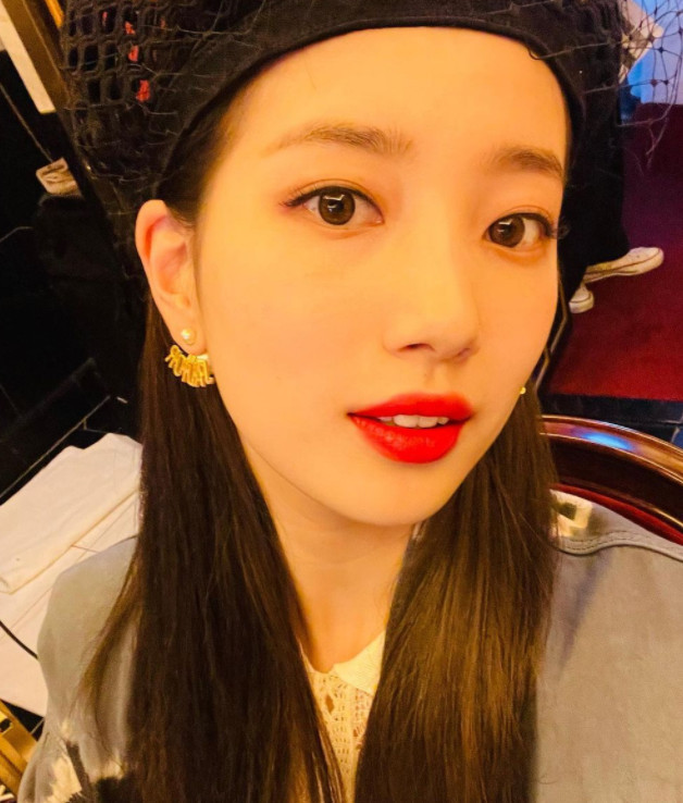 Seoul=) = Singer and Actor Bae Suzy has revealed a recent state of beautiful looks.Bae Suzy posted a selfie photo on her Instagram account on Friday showing off her extraordinary beautiful looks.In the photo, Bae Suzy leaves Selfie as she looks at the camera in bright lighting.The make-up that gave the point in red lip color makes Bae Suzys beautiful look more prominent.Especially, Bae Suzy is showing off his unique fashion sense in everyday life.Meanwhile, Bae Suzy is about to be released in Kim Tae-yongs new film Wonderland