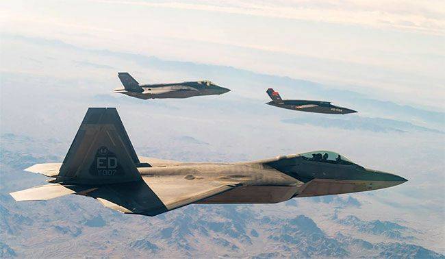 미 공군의 F-22 및 F-35 스텔스 전투기들이 지난해 12월 무인전투기 '발키리'와 합동비행을 하고 있다. /미 공군