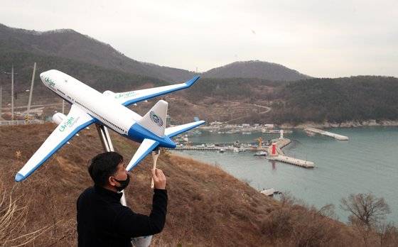 4일 오전 부산 강서구 대항동 대항전망대에서 한 페인트 작업자가 비행기 모형에 적힌 신공항 건설 반대 문구를 지우는 페인트 작업을 하고 있다. 이전 가덕도 신공항을 찬성하는 지자체가 설치한 이 비행기 조형물에는 'No Plane No Pain(비행기가 없으면 고통도 없다), '우리는 살고싶다'등 신공항 건설 반대 문구가 쓰여 있었다. 뉴스1