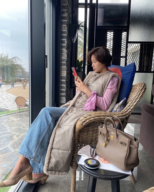 Actor Hwang Jung-eum, 36, reported on the latest.Hwang Jung-eum posted a photo on Instagram on Friday, leaving only heart emoticons (), adding no special comment.Its a routine photo that appears to have been taken at a cafe: a sleeveless padding coat, a pink top, and a pair of annual blue jeans, Hwang Jung-eum.He is smiling brightly at the camera with his unique hair. He also looks at the cellphone.The relaxed atmosphere of Hwang Jung-eum is felt in the picture, and the luxurious fashion style of Hwang Jung-eum is impressive.Netizens responded with heart emoticons such as Beautiful.
