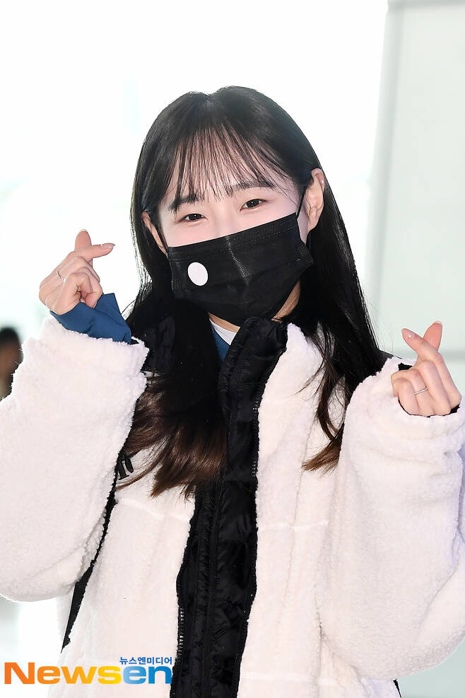 This months girl (LOONA) member Chew is departing for Jeju Island on the afternoon of March 7 to film the SBS entertainment Jungles Law through a domestic flight at Gimpo International Airport in Banghwa-dong, Gangseo-gu, Seoul.