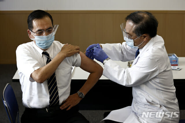 일본에서 지난달 17일 코로나19 백신 접종이 시작됐다. 일본의 첫 코로나19 백신 접종자인 아라키 가즈히로 원장(왼쪽)이 이날 도쿄도 메구로구 소재 국립병원 기구 도쿄의료센터에서 백신을 접종하고 있다.(사진=뉴시스)