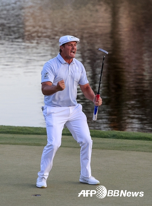 브라이슨 디섐보가 2021년 미국프로골프(PGA) 투어 아놀드 파머 인비테이셔널 최종라운드에서 우승을 확정하는 모습이다. 사진제공=ⓒAFPBBNews = News1