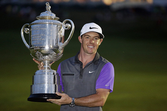 로리 매킬로이가 2014년 PGA챔피언십에서 자신의 두 번째 ‘워너메이커 트로피’를 들고 포즈를 취하고 있다. AP 연합뉴스