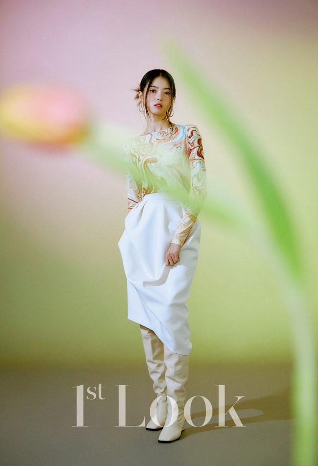 EXID actor Hani and Lim Na-young from Iowa were released.magazine First ImpressionsIn this photo, Hani and Lim Na-young used flowers as props and showed a spring-like appearance.Like the protagonist in a masterpiece, dreamy eyes and languid poses were added to create a fascinating atmosphere.The two, who are known as close friends, revealed the opportunity to get close in the interview after the filming.