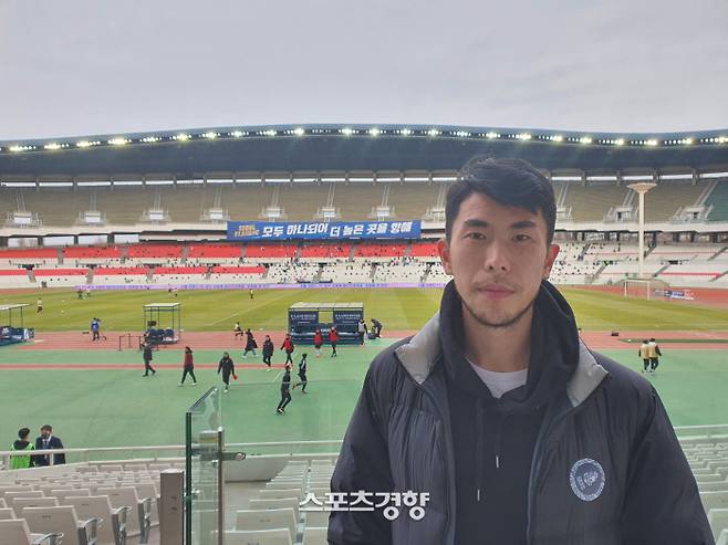 한의권이 지난 6일 서울 잠실종합운동장에서 열린 K리그2 김천 상무전을 관중석에서 바라보며 데뷔전을 기다리고 있다. 황민국 기자