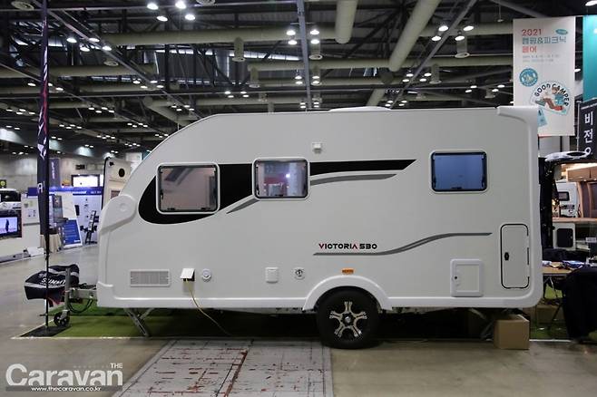 써밋에서 새롭게 선보인 VICTORIA 530 카라반