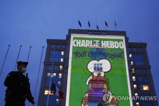 지난해 10월 21일 프랑스 몽펠리에의 한 건물에 띄워진 샤를리 에브도의 이슬람 풍자 만평.