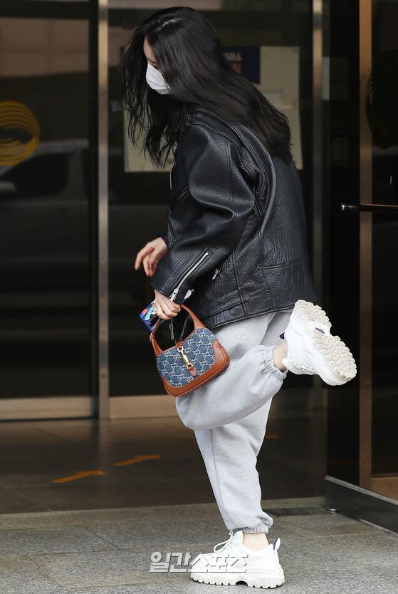 Singer Sunmi has a photo time as she enters the office building to appear in You Hee-yeols Sketchbook at KBS in Yeouido-dong, Yeongdeungpo-gu, Seoul on the afternoon of the 9th.
